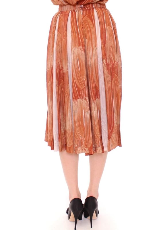 Marca: Licia Florio.
  Estilo: Falda amplia.
  Color: Marron anaranjado.
  Longitud: Por debajo de la rodilla.
  Cierre: Apertura con cremallera en la parte trasera.
  Detalles: Detalles del logotipo.
  Material: 100% Viscosa.
  Hecho en Italia.
  Genero: Mujer.