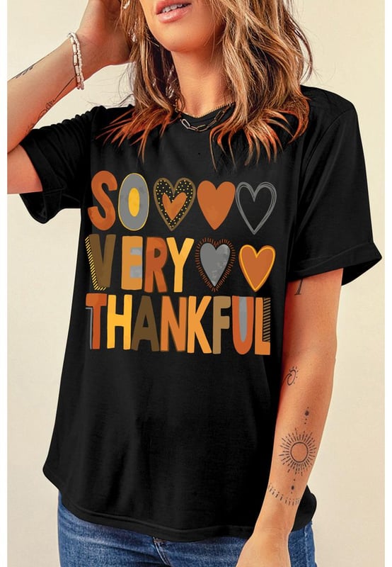 Camiseta negra de Thanksgiving con estampado de corazón  
Cuello redondo y mangas cortas para un ajuste cómodo  
Fabricada con material suave  
Ideal para la temporada navideña  
Consulta la tabla de tallas para el mejor ajuste