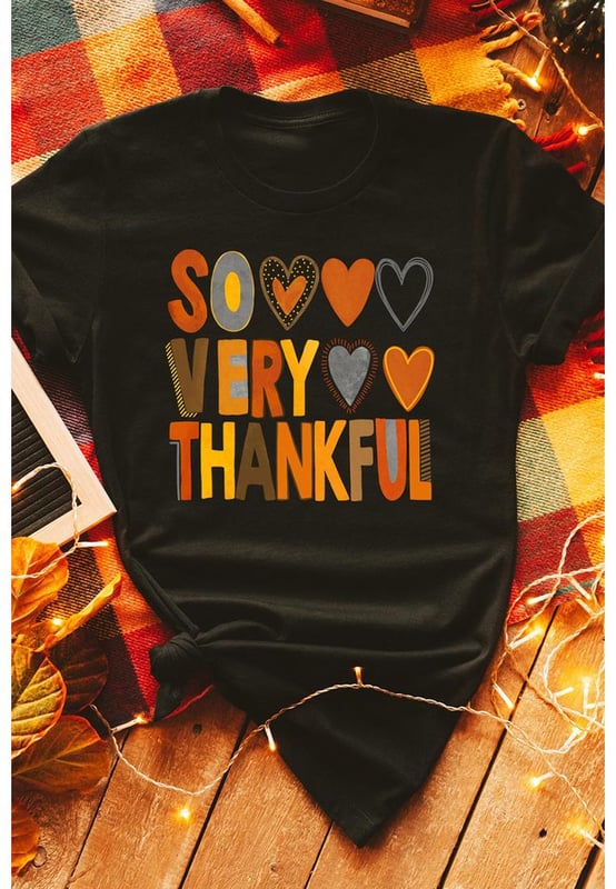 Camiseta negra de Thanksgiving con estampado de corazón  
Cuello redondo y mangas cortas para un ajuste cómodo  
Fabricada con material suave  
Ideal para la temporada navideña  
Consulta la tabla de tallas para el mejor ajuste
