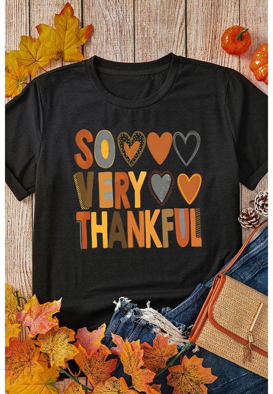 Camiseta negra de Thanksgiving con estampado de corazón  
Cuello redondo y mangas cortas para un ajuste cómodo  
Fabricada con material suave  
Ideal para la temporada navideña  
Consulta la tabla de tallas para el mejor ajuste