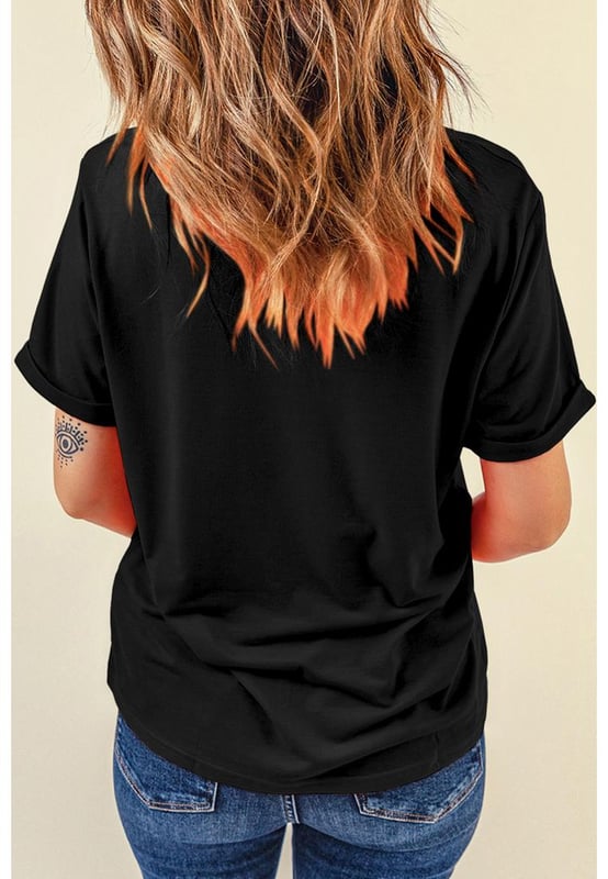 Camiseta negra de Thanksgiving con estampado de corazón  
Cuello redondo y mangas cortas para un ajuste cómodo  
Fabricada con material suave  
Ideal para la temporada navideña  
Consulta la tabla de tallas para el mejor ajuste