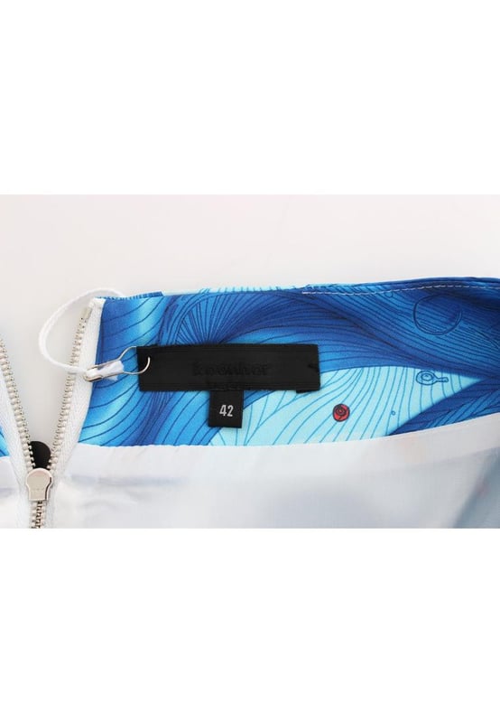 Marca: Koonhor.
  Modelo: Falda con estampado de frescos.
  Color: Azul Blanco.
  Largo hasta la rodilla.
  Abertura con cremallera en la parte trasera.
  Detalles del logotipo.
  Hecho en Italia.
  Material: 100% poliester.
  Forro: 68% Acetato 32% Poliester.