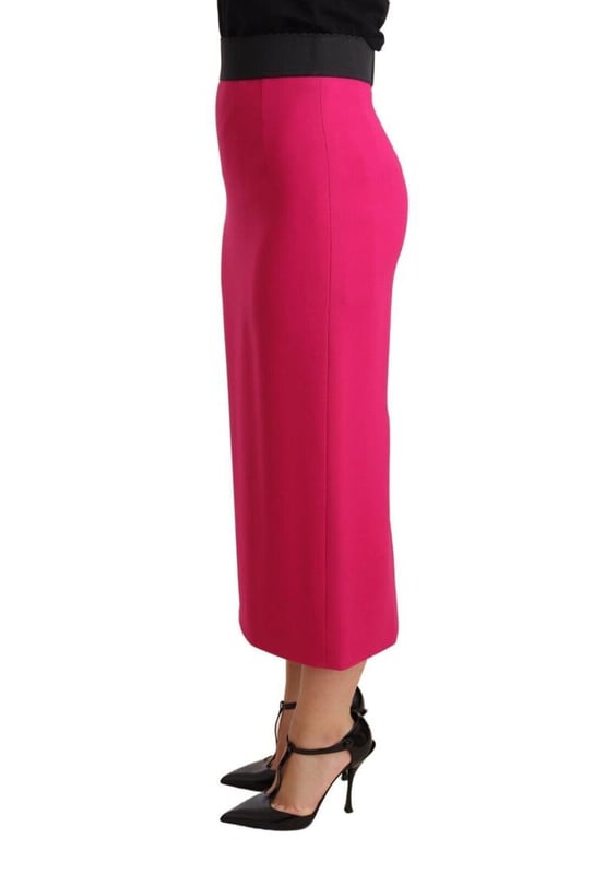 Marca: DOLCE & GABBANA.
  Estilo: Falda lapiz.
  Ajuste: Regular.
  Material: 51 % rayon 46 % acetato 3 % elastano.
  Color: Rosa.
  Cierre: Cremallera.
  Detalles del logotipo.
  Fabricado en Italia.