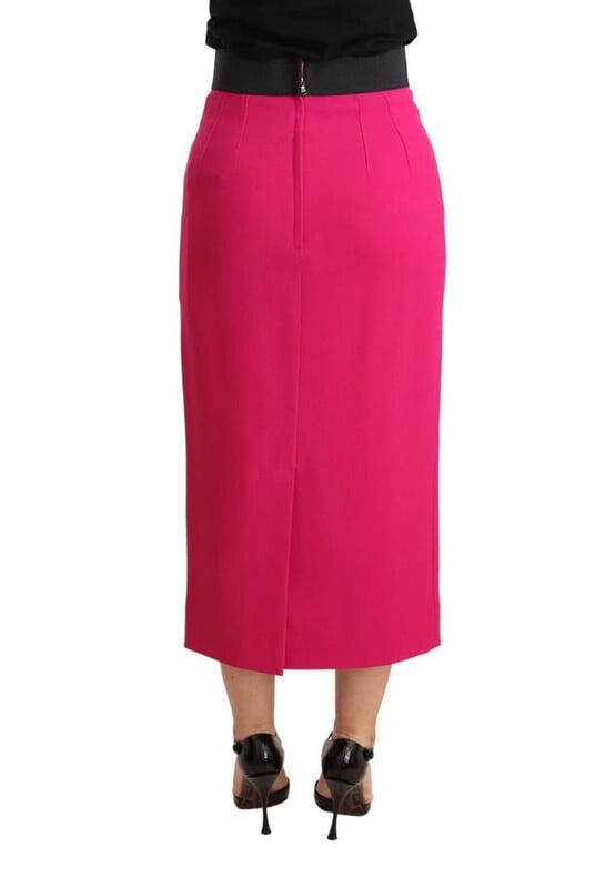 Marca: DOLCE & GABBANA.
  Estilo: Falda lapiz.
  Ajuste: Regular.
  Material: 51 % rayon 46 % acetato 3 % elastano.
  Color: Rosa.
  Cierre: Cremallera.
  Detalles del logotipo.
  Fabricado en Italia.