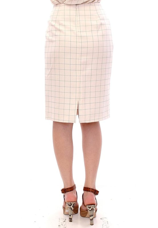 Marca: Andrea Incontri.
  Estilo: Falda lapiz.
  Color: Blanco.
  Longitud: hasta la rodilla.
  Cierre: Bragueta con cremallera trasera.
  Detalles del logotipo.
  Hecho en Italia.
  Material: 100% algodon.