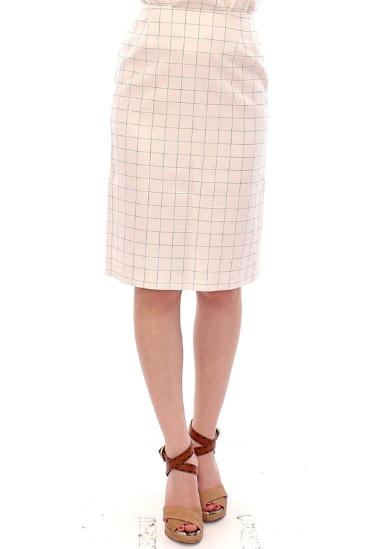 Marca: Andrea Incontri.
  Estilo: Falda lapiz.
  Color: Blanco.
  Longitud: hasta la rodilla.
  Cierre: Bragueta con cremallera trasera.
  Detalles del logotipo.
  Hecho en Italia.
  Material: 100% algodon.