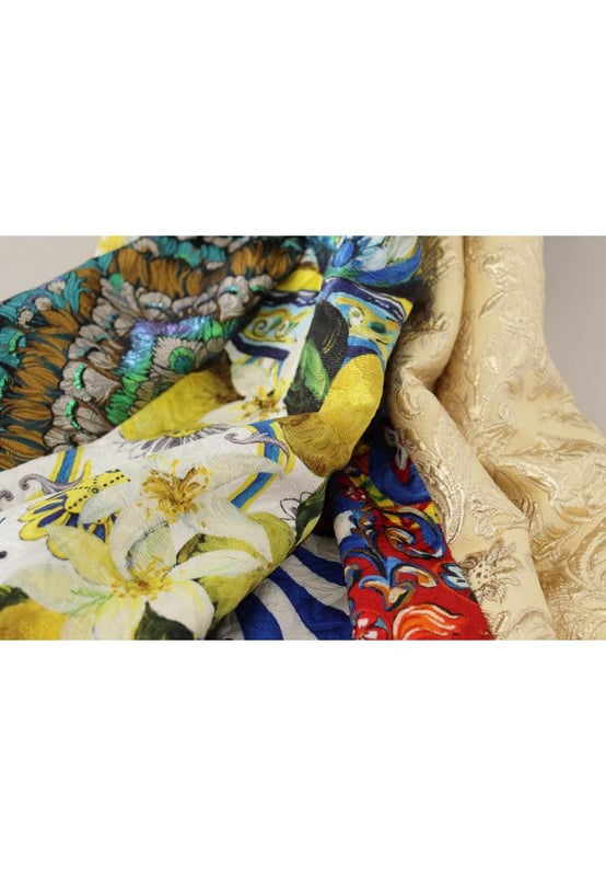 Marca: DOLCE & GABBANA.
  Condicion: A estrenar con etiquetas.
  Estilo: Maxi cintura alta.
  Color: Patrones de Sicilia multicolor.
  Cierre: Boton y cremallera.
  Detalles: Acentos del logotipo.
  Origen: Hecho en Italia.
  Material: 3% AC 16% Algodon 3%.