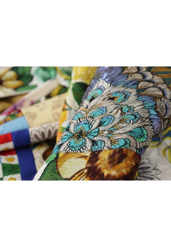 Marca: DOLCE & GABBANA.
  Condicion: A estrenar con etiquetas.
  Estilo: Maxi cintura alta.
  Color: Patrones de Sicilia multicolor.
  Cierre: Boton y cremallera.
  Detalles: Acentos del logotipo.
  Origen: Hecho en Italia.
  Material: 3% AC 16% Algodon 3%.