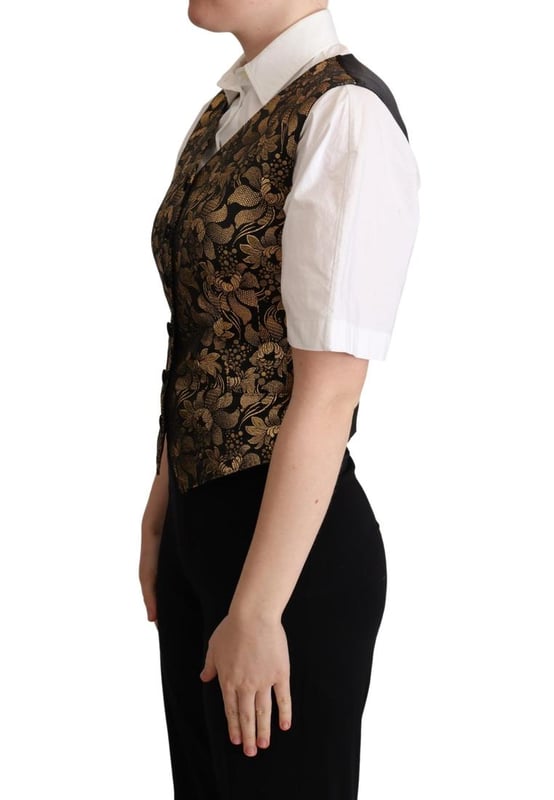 Marca: Dolce & Gabbana  
Condición: Nuevo con etiquetas  
Estilo: Chaleco sin mangas  
Material: 37% seda, 30% poliéster, 20% algodón, 10% fibra, 3% elastano  
Color: Negro dorado  
Cierre: Botón frontal  
Origen: Hecho en Italia  
Detalles: Detalles del logo  
