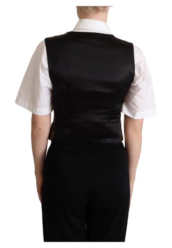 Marca: Dolce & Gabbana  
Condición: Nuevo con etiquetas  
Estilo: Chaleco sin mangas  
Material: 37% seda, 30% poliéster, 20% algodón, 10% fibra, 3% elastano  
Color: Negro dorado  
Cierre: Botón frontal  
Origen: Hecho en Italia  
Detalles: Detalles del logo  