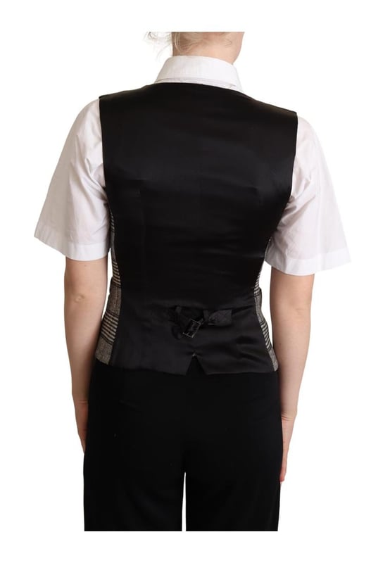 Marca: Dolce & Gabbana  
Material: 37% Seda 21% Lana 20% Poliéster 17% PC 3% Elastano 2% AF  
Color: Cuadros grises  
Chaleco sin mangas con cierre de botones delantero  
Detalles con logo  
Hecho en Italia