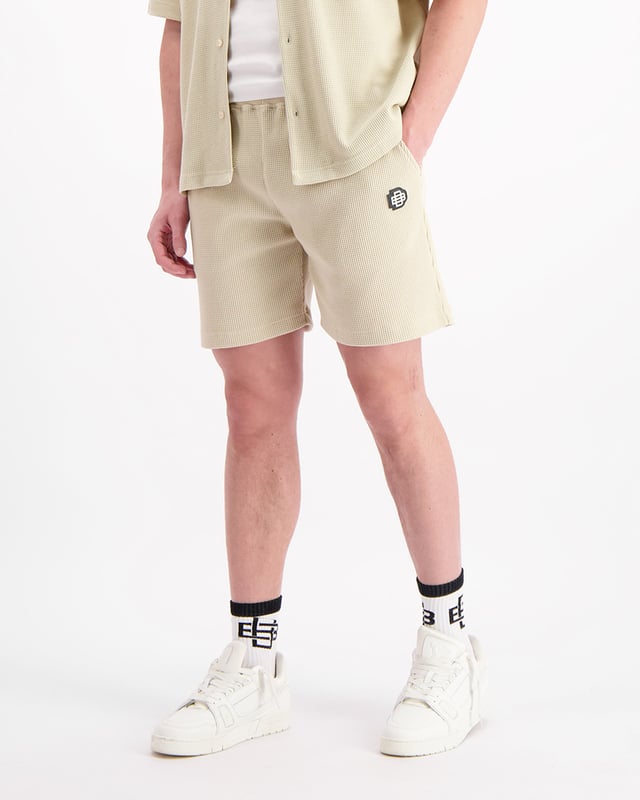 75% Polyester | 25% Baumwolle Lässige Passform Waffel-Estoff Elastischer Bund Zwei Fronttaschen Monogramm-Patch am linken Bein Kann mit dem Monogramm Waffel T-Shirt & Hemd kombiniert werden