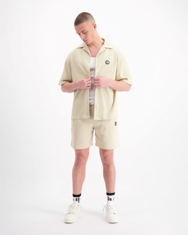 75% Polyester | 25% Baumwolle Lässige Passform Waffel-Estoff Elastischer Bund Zwei Fronttaschen Monogramm-Patch am linken Bein Kann mit dem Monogramm Waffel T-Shirt & Hemd kombiniert werden