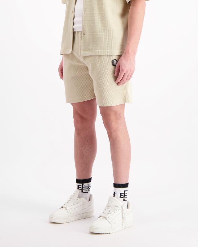 75% Polyester | 25% Baumwolle Lässige Passform Waffel-Estoff Elastischer Bund Zwei Fronttaschen Monogramm-Patch am linken Bein Kann mit dem Monogramm Waffel T-Shirt & Hemd kombiniert werden