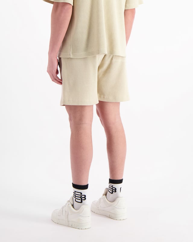 75% Polyester | 25% Baumwolle Lässige Passform Waffel-Estoff Elastischer Bund Zwei Fronttaschen Monogramm-Patch am linken Bein Kann mit dem Monogramm Waffel T-Shirt & Hemd kombiniert werden