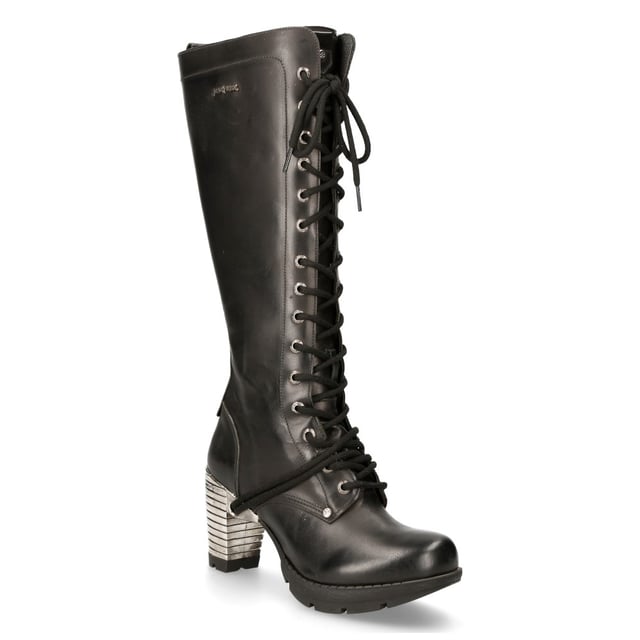 Las botas altas New Rock M-TR005-S1 de la Colección Trail combinan elegancia gótica con un toque urbano. Confeccionadas en piel de vacuno negra de primera calidad con interior de piel de cerdo, garantizan durabilidad y comodidad. Con un distintivo tacón metálico de 9 cm y una plataforma de 3 cm, estas botas crean un look atrevido y sofisticado. Su exclusivo diseño de cordones, combinado con una práctica cremallera lateral, ofrece estilo y facilidad de uso, convirtiéndolas en una prenda imprescindible para el punk, el gótico y la moda urbana más intensa. Características principales: Material: Exterior: Piel de vacuno | Interior: Piel de cerdo | Altura del tacón: 9 cm | Altura de la plataforma: 3 cm | Material de la suela: TPU | Sistema de fijación: Pegado | Cierre: Cordones (cordón) y cremallera lateral | Altura de la caña: 35 cm | Ancho de la pantorrilla: 38 cm | Estilo: Gótico, Urbano Intenso, Punk | Diseño para mujer: Vanguardista, vanguardista y versátil.