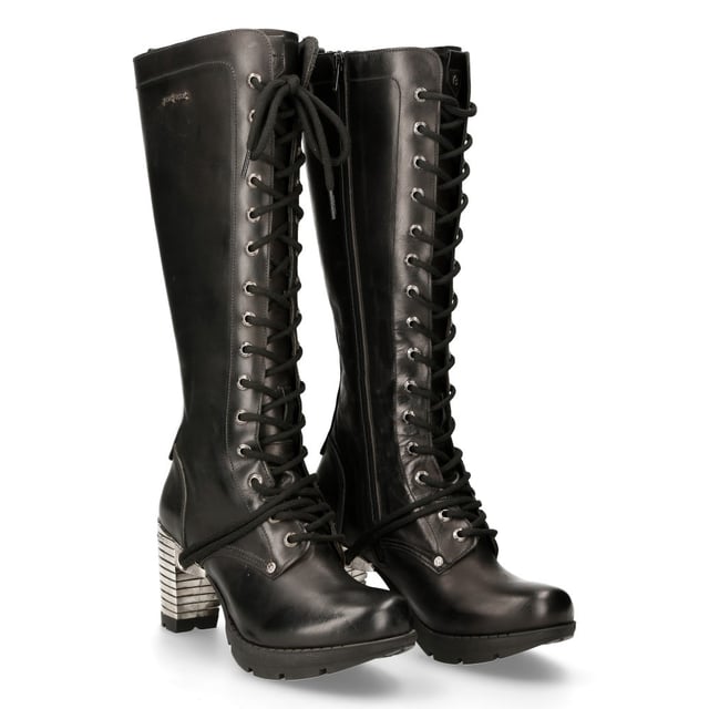 Las botas altas New Rock M-TR005-S1 de la Colección Trail combinan elegancia gótica con un toque urbano. Confeccionadas en piel de vacuno negra de primera calidad con interior de piel de cerdo, garantizan durabilidad y comodidad. Con un distintivo tacón metálico de 9 cm y una plataforma de 3 cm, estas botas crean un look atrevido y sofisticado. Su exclusivo diseño de cordones, combinado con una práctica cremallera lateral, ofrece estilo y facilidad de uso, convirtiéndolas en una prenda imprescindible para el punk, el gótico y la moda urbana más intensa. Características principales: Material: Exterior: Piel de vacuno | Interior: Piel de cerdo | Altura del tacón: 9 cm | Altura de la plataforma: 3 cm | Material de la suela: TPU | Sistema de fijación: Pegado | Cierre: Cordones (cordón) y cremallera lateral | Altura de la caña: 35 cm | Ancho de la pantorrilla: 38 cm | Estilo: Gótico, Urbano Intenso, Punk | Diseño para mujer: Vanguardista, vanguardista y versátil.