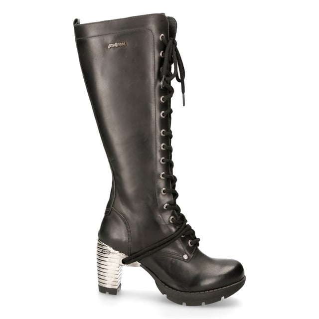 Las botas altas New Rock M-TR005-S1 de la Colección Trail combinan elegancia gótica con un toque urbano. Confeccionadas en piel de vacuno negra de primera calidad con interior de piel de cerdo, garantizan durabilidad y comodidad. Con un distintivo tacón metálico de 9 cm y una plataforma de 3 cm, estas botas crean un look atrevido y sofisticado. Su exclusivo diseño de cordones, combinado con una práctica cremallera lateral, ofrece estilo y facilidad de uso, convirtiéndolas en una prenda imprescindible para el punk, el gótico y la moda urbana más intensa. Características principales: Material: Exterior: Piel de vacuno | Interior: Piel de cerdo | Altura del tacón: 9 cm | Altura de la plataforma: 3 cm | Material de la suela: TPU | Sistema de fijación: Pegado | Cierre: Cordones (cordón) y cremallera lateral | Altura de la caña: 35 cm | Ancho de la pantorrilla: 38 cm | Estilo: Gótico, Urbano Intenso, Punk | Diseño para mujer: Vanguardista, vanguardista y versátil.