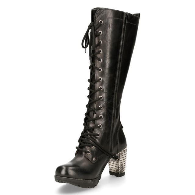Las botas altas New Rock M-TR005-S1 de la Colección Trail combinan elegancia gótica con un toque urbano. Confeccionadas en piel de vacuno negra de primera calidad con interior de piel de cerdo, garantizan durabilidad y comodidad. Con un distintivo tacón metálico de 9 cm y una plataforma de 3 cm, estas botas crean un look atrevido y sofisticado. Su exclusivo diseño de cordones, combinado con una práctica cremallera lateral, ofrece estilo y facilidad de uso, convirtiéndolas en una prenda imprescindible para el punk, el gótico y la moda urbana más intensa. Características principales: Material: Exterior: Piel de vacuno | Interior: Piel de cerdo | Altura del tacón: 9 cm | Altura de la plataforma: 3 cm | Material de la suela: TPU | Sistema de fijación: Pegado | Cierre: Cordones (cordón) y cremallera lateral | Altura de la caña: 35 cm | Ancho de la pantorrilla: 38 cm | Estilo: Gótico, Urbano Intenso, Punk | Diseño para mujer: Vanguardista, vanguardista y versátil.