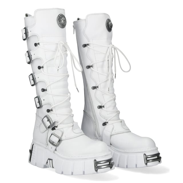 Die kniehohen Stiefel New Rock M-272-C69 aus der Metallic-Kollektion verkörpern mutigen Gothic-Stil mit einem markanten Punk-Rock-Touch. Gefertigt aus hochwertigem Rindsleder mit weicher Kalbsleder-Innenseite, garantieren diese Stiefel Strapazierfähigkeit und Komfort. Mit einem imposanten 7-cm-Absatz und einem 4-cm-Plateau verleihen sie einen eleganten Auftritt. Eine Kombination aus Schnürsenkeln, Reißverschlüssen und Schnallen verbessert sowohl Ästhetik als auch Funktionalität und macht sie zu einer herausragenden Wahl für Fans von Gothic-, Heavy- und Punk-Mode. Hauptmerkmale: Material: Außenmaterial – Rindsleder | Innenmaterial – Kalbsleder Absatzhöhe: 7 cm | Plateauhöhe: 4 cm Sohlenmaterial: PU-ULTRA | Befestigungssystem: Geklebt Verschluss: Schnürsenkel, Reißverschluss, Schnallen Schafthöhe: 37 cm Stil: Gothic, Punk, Heavy, Rock Unisex-Design: Geeignet für alle