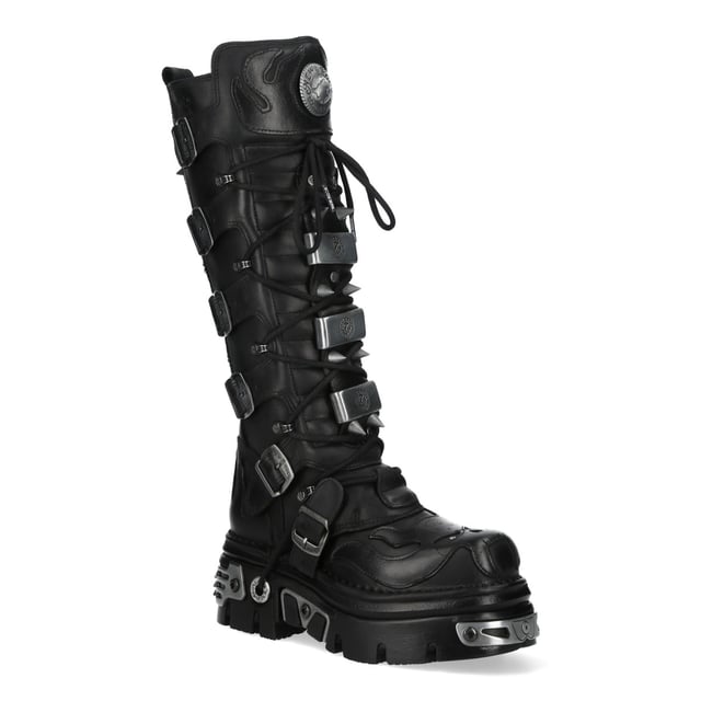 Botas góticas con púas de cuero negro hasta la rodilla M-161-C10 de New Rock Las botas altas New Rock M-161-C10 de la Colección Metallic combinan estética gótica, punk y motera con una gran durabilidad. Confeccionadas en piel de vacuno negra de primera calidad con interior de piel de cerdo, estas botas ofrecen comodidad y un look atrevido y rebelde. Con un robusto tacón de 7 cm y una plataforma de 5 cm, ofrecen una postura elevada con un estilo inigualable. El cierre de cordones, hebilla y cremallera lateral garantiza un ajuste seguro, lo que las convierte en la opción perfecta para quienes apuestan por la moda alternativa. Características principales: Material: Exterior: Piel de vacuno | Interior: Piel de cerdo | Altura del tacón: 7 cm | Altura de la plataforma: 5 cm | Material de la suela: Caucho natural | Sistema de fijación: Pegado | Cierre: Cordones (cordón), cremallera lateral, hebillas | Altura de la caña: 38 cm | Estilo: Gótico, Heavy, Motero, Punk, Rock | Diseño unisex: Apto para todos los géneros