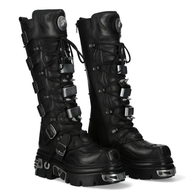 Botas góticas con púas de cuero negro hasta la rodilla M-161-C10 de New Rock Las botas altas New Rock M-161-C10 de la Colección Metallic combinan estética gótica, punk y motera con una gran durabilidad. Confeccionadas en piel de vacuno negra de primera calidad con interior de piel de cerdo, estas botas ofrecen comodidad y un look atrevido y rebelde. Con un robusto tacón de 7 cm y una plataforma de 5 cm, ofrecen una postura elevada con un estilo inigualable. El cierre de cordones, hebilla y cremallera lateral garantiza un ajuste seguro, lo que las convierte en la opción perfecta para quienes apuestan por la moda alternativa. Características principales: Material: Exterior: Piel de vacuno | Interior: Piel de cerdo | Altura del tacón: 7 cm | Altura de la plataforma: 5 cm | Material de la suela: Caucho natural | Sistema de fijación: Pegado | Cierre: Cordones (cordón), cremallera lateral, hebillas | Altura de la caña: 38 cm | Estilo: Gótico, Heavy, Motero, Punk, Rock | Diseño unisex: Apto para todos los géneros