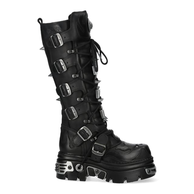Botas góticas con púas de cuero negro hasta la rodilla M-161-C10 de New Rock Las botas altas New Rock M-161-C10 de la Colección Metallic combinan estética gótica, punk y motera con una gran durabilidad. Confeccionadas en piel de vacuno negra de primera calidad con interior de piel de cerdo, estas botas ofrecen comodidad y un look atrevido y rebelde. Con un robusto tacón de 7 cm y una plataforma de 5 cm, ofrecen una postura elevada con un estilo inigualable. El cierre de cordones, hebilla y cremallera lateral garantiza un ajuste seguro, lo que las convierte en la opción perfecta para quienes apuestan por la moda alternativa. Características principales: Material: Exterior: Piel de vacuno | Interior: Piel de cerdo | Altura del tacón: 7 cm | Altura de la plataforma: 5 cm | Material de la suela: Caucho natural | Sistema de fijación: Pegado | Cierre: Cordones (cordón), cremallera lateral, hebillas | Altura de la caña: 38 cm | Estilo: Gótico, Heavy, Motero, Punk, Rock | Diseño unisex: Apto para todos los géneros