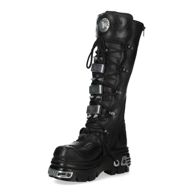 Botas góticas con púas de cuero negro hasta la rodilla M-161-C10 de New Rock Las botas altas New Rock M-161-C10 de la Colección Metallic combinan estética gótica, punk y motera con una gran durabilidad. Confeccionadas en piel de vacuno negra de primera calidad con interior de piel de cerdo, estas botas ofrecen comodidad y un look atrevido y rebelde. Con un robusto tacón de 7 cm y una plataforma de 5 cm, ofrecen una postura elevada con un estilo inigualable. El cierre de cordones, hebilla y cremallera lateral garantiza un ajuste seguro, lo que las convierte en la opción perfecta para quienes apuestan por la moda alternativa. Características principales: Material: Exterior: Piel de vacuno | Interior: Piel de cerdo | Altura del tacón: 7 cm | Altura de la plataforma: 5 cm | Material de la suela: Caucho natural | Sistema de fijación: Pegado | Cierre: Cordones (cordón), cremallera lateral, hebillas | Altura de la caña: 38 cm | Estilo: Gótico, Heavy, Motero, Punk, Rock | Diseño unisex: Apto para todos los géneros