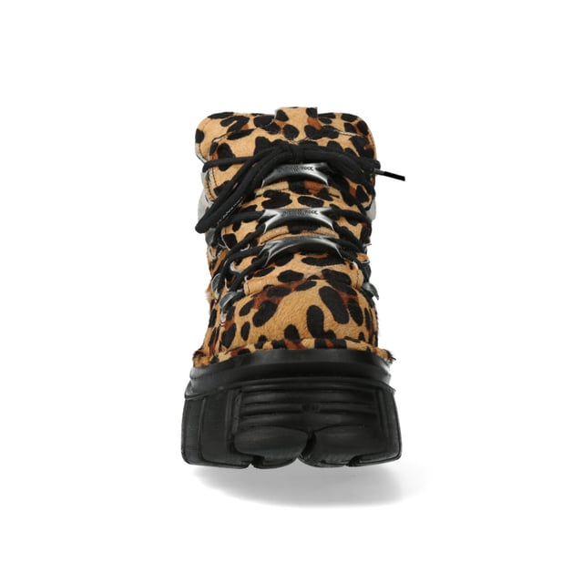 The M-106-C192 from New Rock’s Classic Collection combines a bold urban heavy rock aesthetic with premium craftsmanship. These unisex ankle boots feature a striking brown leapord-print cow leather upper, metal lace hooks, and the brand’s iconic PU-ULTRA platform sole for superior durability and an elevated look.

Key Features:
Material: Outer - Leopard-Print Cow Leather | Inner - Calf Skin
Sole Material: PU-ULTRA | Fixing System: Glued & Sewn
Fastening: Lace-up (Cord)
Heel Height: 6 cm | Platform Height: 4 cm
Shaft Height: 11 cm
Style: Urban, Heavy, Rock, Stylish
Unisex Design: Suitable for all genders