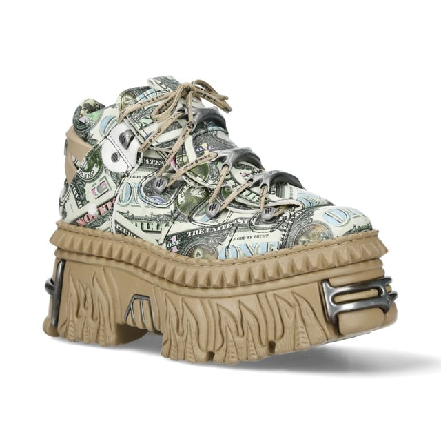 El New Rock M-106WALL-C49 es un botín de plataforma atrevido y vanguardista de la Colección Wall, diseñado para quienes aman la moda alternativa con un toque distintivo. Con un llamativo estampado de billetes de dólar sobre auténtica piel de vacuno, estas botas combinan el estilo urbano con la estética punk y rock característica de New Rock. La suela PU-ULTRA ofrece durabilidad y sujeción, mientras que el tacón de 6,5 cm y la plataforma de 5 cm le dan un look sofisticado. Con forro de piel de becerro, cierre de cordones con cordón y fijación de suela pegada, estas botas personalizadas redefinen el estilo swag con su diseño único inspirado en el dinero. Características principales: Material: Exterior: Piel de vacuno (estampado de billetes de dólar) | Interior: Piel de becerro. Material de la suela: PU-ULTRA | Sistema de fijación: Pegado. Cierre: Cordones (cordón). Altura del tacón: 6,5 cm | Altura de la plataforma: 5 cm. Altura de la caña: 11 cm. Estilo: Urbano, Swag. Diseño unisex: Apto para todos los géneros. Colección: Colección Wall: Una fusión de potencia urbana y rockera.