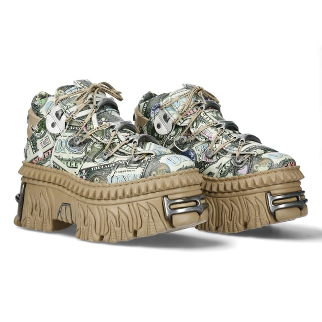 El New Rock M-106WALL-C49 es un botín de plataforma atrevido y vanguardista de la Colección Wall, diseñado para quienes aman la moda alternativa con un toque distintivo. Con un llamativo estampado de billetes de dólar sobre auténtica piel de vacuno, estas botas combinan el estilo urbano con la estética punk y rock característica de New Rock. La suela PU-ULTRA ofrece durabilidad y sujeción, mientras que el tacón de 6,5 cm y la plataforma de 5 cm le dan un look sofisticado. Con forro de piel de becerro, cierre de cordones con cordón y fijación de suela pegada, estas botas personalizadas redefinen el estilo swag con su diseño único inspirado en el dinero. Características principales: Material: Exterior: Piel de vacuno (estampado de billetes de dólar) | Interior: Piel de becerro. Material de la suela: PU-ULTRA | Sistema de fijación: Pegado. Cierre: Cordones (cordón). Altura del tacón: 6,5 cm | Altura de la plataforma: 5 cm. Altura de la caña: 11 cm. Estilo: Urbano, Swag. Diseño unisex: Apto para todos los géneros. Colección: Colección Wall: Una fusión de potencia urbana y rockera.