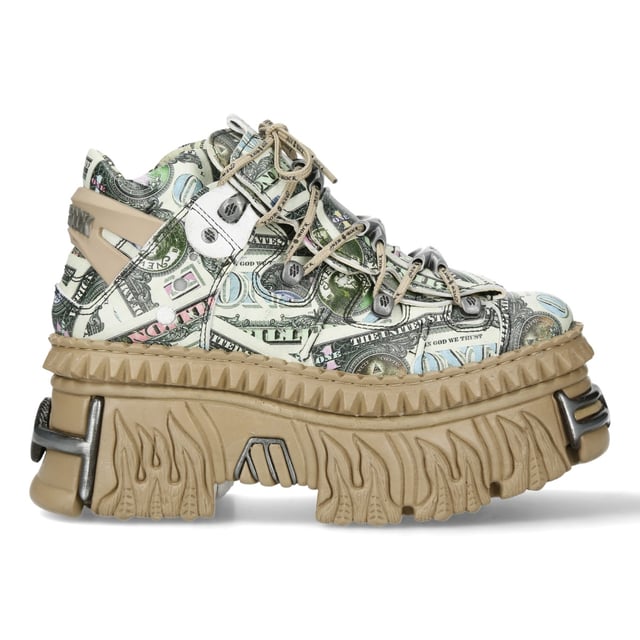 El New Rock M-106WALL-C49 es un botín de plataforma atrevido y vanguardista de la Colección Wall, diseñado para quienes aman la moda alternativa con un toque distintivo. Con un llamativo estampado de billetes de dólar sobre auténtica piel de vacuno, estas botas combinan el estilo urbano con la estética punk y rock característica de New Rock. La suela PU-ULTRA ofrece durabilidad y sujeción, mientras que el tacón de 6,5 cm y la plataforma de 5 cm le dan un look sofisticado. Con forro de piel de becerro, cierre de cordones con cordón y fijación de suela pegada, estas botas personalizadas redefinen el estilo swag con su diseño único inspirado en el dinero. Características principales: Material: Exterior: Piel de vacuno (estampado de billetes de dólar) | Interior: Piel de becerro. Material de la suela: PU-ULTRA | Sistema de fijación: Pegado. Cierre: Cordones (cordón). Altura del tacón: 6,5 cm | Altura de la plataforma: 5 cm. Altura de la caña: 11 cm. Estilo: Urbano, Swag. Diseño unisex: Apto para todos los géneros. Colección: Colección Wall: Una fusión de potencia urbana y rockera.