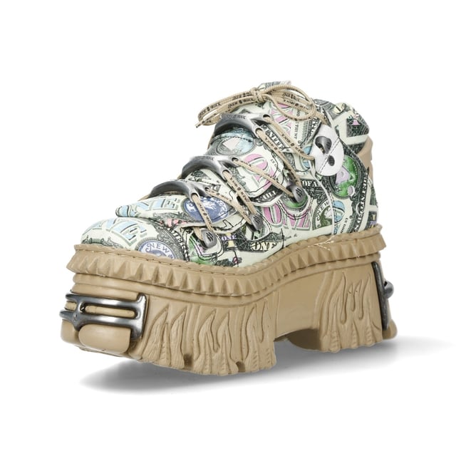 El New Rock M-106WALL-C49 es un botín de plataforma atrevido y vanguardista de la Colección Wall, diseñado para quienes aman la moda alternativa con un toque distintivo. Con un llamativo estampado de billetes de dólar sobre auténtica piel de vacuno, estas botas combinan el estilo urbano con la estética punk y rock característica de New Rock. La suela PU-ULTRA ofrece durabilidad y sujeción, mientras que el tacón de 6,5 cm y la plataforma de 5 cm le dan un look sofisticado. Con forro de piel de becerro, cierre de cordones con cordón y fijación de suela pegada, estas botas personalizadas redefinen el estilo swag con su diseño único inspirado en el dinero. Características principales: Material: Exterior: Piel de vacuno (estampado de billetes de dólar) | Interior: Piel de becerro. Material de la suela: PU-ULTRA | Sistema de fijación: Pegado. Cierre: Cordones (cordón). Altura del tacón: 6,5 cm | Altura de la plataforma: 5 cm. Altura de la caña: 11 cm. Estilo: Urbano, Swag. Diseño unisex: Apto para todos los géneros. Colección: Colección Wall: Una fusión de potencia urbana y rockera.