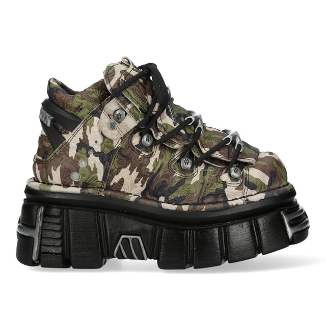 Desata tu espíritu rebelde con los botines New Rock M-106-C169 de la Colección Metallic. Diseñadas para los entusiastas del gótico, punk y rock, estas botas presentan un llamativo exterior de piel de camuflaje, que combina tonos beige, marrón, negro y verde. Elaboradas con piel de vacuno de primera calidad y forro interior de piel de cerdo, ofrecen durabilidad y comodidad. La suela PU-ULTRA, junto con un tacón de 8 cm y una plataforma de 6 cm, añade altura y audacia. Fabricadas con un cierre de cordones seguro y un sistema de fijación de suela pegada, estas botas hechas a medida redefinen la moda alternativa con un toque robusto de inspiración militar. Características principales: Material: Exterior: Piel de vacuno (Camuflaje) | Interior: Piel de cerdo Material de la suela: PU-ULTRA | Sistema de fijación: Pegado Cierre: Cordones (Cordón) Altura del tacón: 8 cm | Altura de la plataforma: 6 cm Altura de la caña: 11 cm Estilo: Gótico, Heavy, Punk, Rock Unisex Diseño: Apto para todos los géneros Colección: Metallic – Una fusión de moda extrema y poder del rock