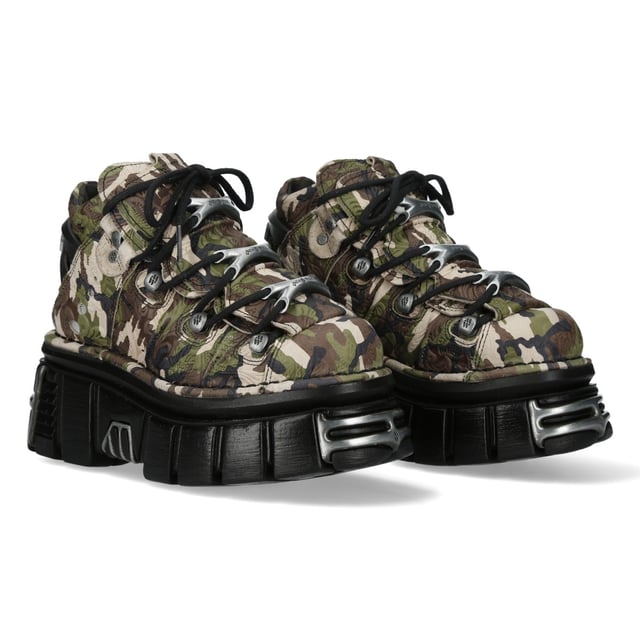 Desata tu espíritu rebelde con los botines New Rock M-106-C169 de la Colección Metallic. Diseñadas para los entusiastas del gótico, punk y rock, estas botas presentan un llamativo exterior de piel de camuflaje, que combina tonos beige, marrón, negro y verde. Elaboradas con piel de vacuno de primera calidad y forro interior de piel de cerdo, ofrecen durabilidad y comodidad. La suela PU-ULTRA, junto con un tacón de 8 cm y una plataforma de 6 cm, añade altura y audacia. Fabricadas con un cierre de cordones seguro y un sistema de fijación de suela pegada, estas botas hechas a medida redefinen la moda alternativa con un toque robusto de inspiración militar. Características principales: Material: Exterior: Piel de vacuno (Camuflaje) | Interior: Piel de cerdo Material de la suela: PU-ULTRA | Sistema de fijación: Pegado Cierre: Cordones (Cordón) Altura del tacón: 8 cm | Altura de la plataforma: 6 cm Altura de la caña: 11 cm Estilo: Gótico, Heavy, Punk, Rock Unisex Diseño: Apto para todos los géneros Colección: Metallic – Una fusión de moda extrema y poder del rock
