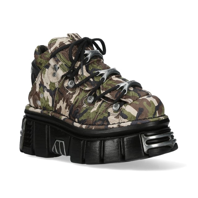 Desata tu espíritu rebelde con los botines New Rock M-106-C169 de la Colección Metallic. Diseñadas para los entusiastas del gótico, punk y rock, estas botas presentan un llamativo exterior de piel de camuflaje, que combina tonos beige, marrón, negro y verde. Elaboradas con piel de vacuno de primera calidad y forro interior de piel de cerdo, ofrecen durabilidad y comodidad. La suela PU-ULTRA, junto con un tacón de 8 cm y una plataforma de 6 cm, añade altura y audacia. Fabricadas con un cierre de cordones seguro y un sistema de fijación de suela pegada, estas botas hechas a medida redefinen la moda alternativa con un toque robusto de inspiración militar. Características principales: Material: Exterior: Piel de vacuno (Camuflaje) | Interior: Piel de cerdo Material de la suela: PU-ULTRA | Sistema de fijación: Pegado Cierre: Cordones (Cordón) Altura del tacón: 8 cm | Altura de la plataforma: 6 cm Altura de la caña: 11 cm Estilo: Gótico, Heavy, Punk, Rock Unisex Diseño: Apto para todos los géneros Colección: Metallic – Una fusión de moda extrema y poder del rock