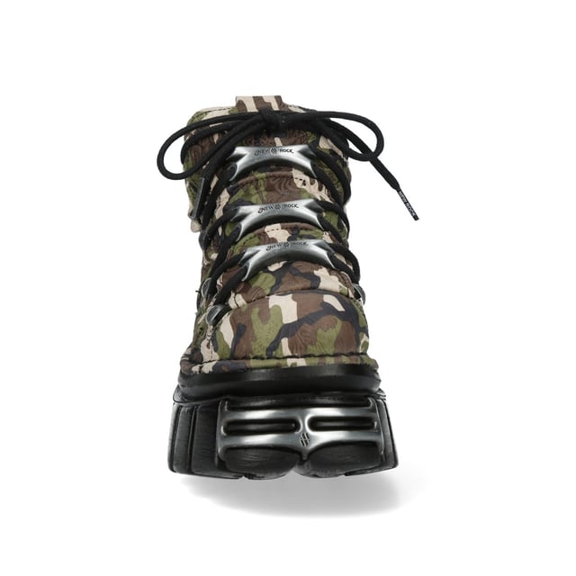Desata tu espíritu rebelde con los botines New Rock M-106-C169 de la Colección Metallic. Diseñadas para los entusiastas del gótico, punk y rock, estas botas presentan un llamativo exterior de piel de camuflaje, que combina tonos beige, marrón, negro y verde. Elaboradas con piel de vacuno de primera calidad y forro interior de piel de cerdo, ofrecen durabilidad y comodidad. La suela PU-ULTRA, junto con un tacón de 8 cm y una plataforma de 6 cm, añade altura y audacia. Fabricadas con un cierre de cordones seguro y un sistema de fijación de suela pegada, estas botas hechas a medida redefinen la moda alternativa con un toque robusto de inspiración militar. Características principales: Material: Exterior: Piel de vacuno (Camuflaje) | Interior: Piel de cerdo Material de la suela: PU-ULTRA | Sistema de fijación: Pegado Cierre: Cordones (Cordón) Altura del tacón: 8 cm | Altura de la plataforma: 6 cm Altura de la caña: 11 cm Estilo: Gótico, Heavy, Punk, Rock Unisex Diseño: Apto para todos los géneros Colección: Metallic – Una fusión de moda extrema y poder del rock