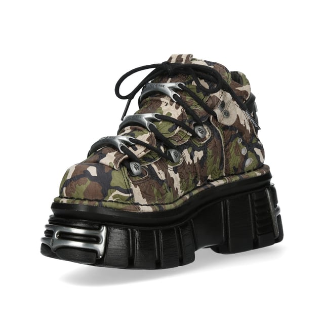 Desata tu espíritu rebelde con los botines New Rock M-106-C169 de la Colección Metallic. Diseñadas para los entusiastas del gótico, punk y rock, estas botas presentan un llamativo exterior de piel de camuflaje, que combina tonos beige, marrón, negro y verde. Elaboradas con piel de vacuno de primera calidad y forro interior de piel de cerdo, ofrecen durabilidad y comodidad. La suela PU-ULTRA, junto con un tacón de 8 cm y una plataforma de 6 cm, añade altura y audacia. Fabricadas con un cierre de cordones seguro y un sistema de fijación de suela pegada, estas botas hechas a medida redefinen la moda alternativa con un toque robusto de inspiración militar. Características principales: Material: Exterior: Piel de vacuno (Camuflaje) | Interior: Piel de cerdo Material de la suela: PU-ULTRA | Sistema de fijación: Pegado Cierre: Cordones (Cordón) Altura del tacón: 8 cm | Altura de la plataforma: 6 cm Altura de la caña: 11 cm Estilo: Gótico, Heavy, Punk, Rock Unisex Diseño: Apto para todos los géneros Colección: Metallic – Una fusión de moda extrema y poder del rock