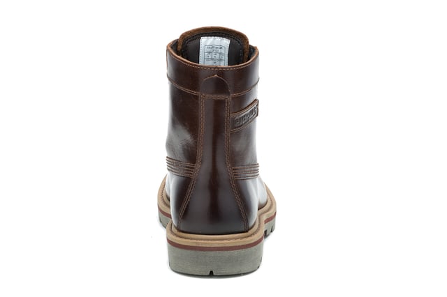 Las botas de cuero impermeables Caterpillar Colorado Grader ofrecen durabilidad, comodidad y un estilo atemporal. Confeccionadas con cuero flor premium con cuello acolchado, estas botas brindan un excelente soporte para el tobillo. Su diseño impermeable, plantilla de espuma EVA suave y suela de goma resistente garantizan una comodidad duradera y una tracción superior. Ideales para el trabajo, el senderismo o el uso diario, estas botas ofrecen rendimiento durante todo el día con un diseño clásico y sencillo, diseñado para brindar resistencia y confiabilidad. Características principales: Cuero flor premium: duradero, elegante y duradero. Protección impermeable: mantiene los pies secos en todas las condiciones. Cuello acolchado: mejora el soporte y la comodidad del tobillo. Plantilla de espuma EVA: amortiguación suave para usar todo el día. Suela de goma duradera: proporciona una excelente tracción en diversas superficies. Diseño clásico y sencillo: perfecto para el trabajo, el senderismo o el uso informal.