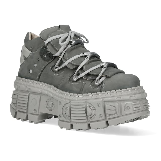 Botines góticos urbanos de cuero gris New Rock M-106WALL-C63 Los botines New Rock M-106WALL-C63 de la Colección Wall combinan un estilo urbano con una estética rockera contundente. Confeccionados en piel de vacuno gris de alta calidad con un interior de suave piel de becerro, ofrecen durabilidad y comodidad. Su audaz tacón de 7 cm y plataforma de 9 cm crean una silueta impactante, mientras que el diseño con cordones realza su estilo robusto y urbano. Con una suela pegada y cosida para mayor resistencia, estos botines unisex son la fusión perfecta de estilo y resistencia. Características principales: Material: Exterior: Piel de vacuno | Interior: Piel de becerro | Altura del tacón: 7 cm | Altura de la plataforma: 9 cm | Material de la suela: PU-ULTRA | Sistema de fijación: Pegado y cosido | Cierre: Cordones (cordón) | Altura de la caña: 12 cm | Estilo: Urbano, Rockero, Rockero | Diseño unisex: Apto para hombre y mujer | Color distintivo: Gris para una estética atrevida y moderna