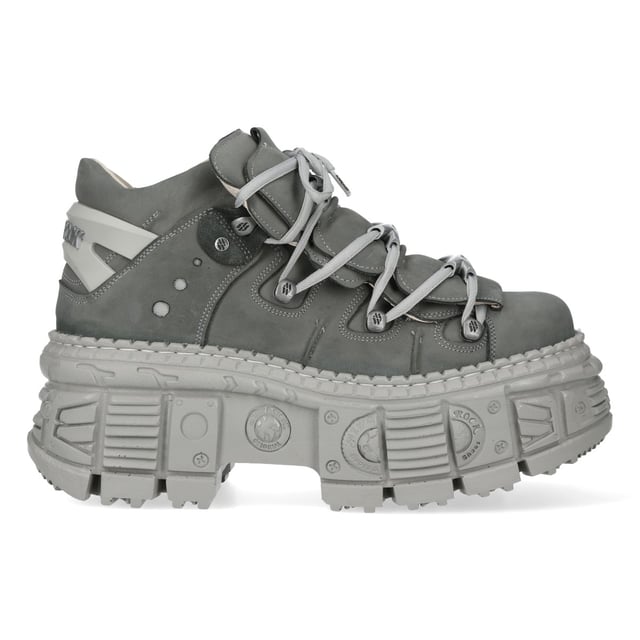 Botines góticos urbanos de cuero gris New Rock M-106WALL-C63 Los botines New Rock M-106WALL-C63 de la Colección Wall combinan un estilo urbano con una estética rockera contundente. Confeccionados en piel de vacuno gris de alta calidad con un interior de suave piel de becerro, ofrecen durabilidad y comodidad. Su audaz tacón de 7 cm y plataforma de 9 cm crean una silueta impactante, mientras que el diseño con cordones realza su estilo robusto y urbano. Con una suela pegada y cosida para mayor resistencia, estos botines unisex son la fusión perfecta de estilo y resistencia. Características principales: Material: Exterior: Piel de vacuno | Interior: Piel de becerro | Altura del tacón: 7 cm | Altura de la plataforma: 9 cm | Material de la suela: PU-ULTRA | Sistema de fijación: Pegado y cosido | Cierre: Cordones (cordón) | Altura de la caña: 12 cm | Estilo: Urbano, Rockero, Rockero | Diseño unisex: Apto para hombre y mujer | Color distintivo: Gris para una estética atrevida y moderna