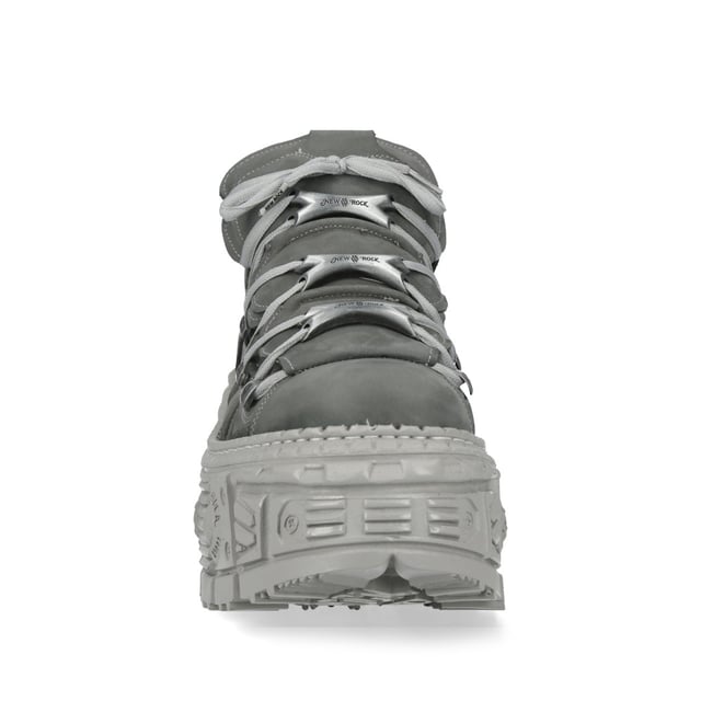 Botines góticos urbanos de cuero gris New Rock M-106WALL-C63 Los botines New Rock M-106WALL-C63 de la Colección Wall combinan un estilo urbano con una estética rockera contundente. Confeccionados en piel de vacuno gris de alta calidad con un interior de suave piel de becerro, ofrecen durabilidad y comodidad. Su audaz tacón de 7 cm y plataforma de 9 cm crean una silueta impactante, mientras que el diseño con cordones realza su estilo robusto y urbano. Con una suela pegada y cosida para mayor resistencia, estos botines unisex son la fusión perfecta de estilo y resistencia. Características principales: Material: Exterior: Piel de vacuno | Interior: Piel de becerro | Altura del tacón: 7 cm | Altura de la plataforma: 9 cm | Material de la suela: PU-ULTRA | Sistema de fijación: Pegado y cosido | Cierre: Cordones (cordón) | Altura de la caña: 12 cm | Estilo: Urbano, Rockero, Rockero | Diseño unisex: Apto para hombre y mujer | Color distintivo: Gris para una estética atrevida y moderna