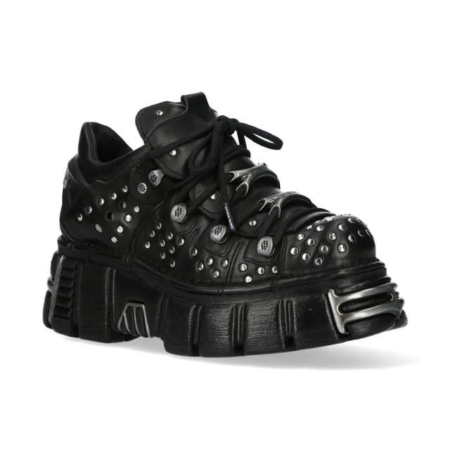 Botines de plataforma góticos de cuero negro M-120NR-C1 de New Rock Los botines New Rock M-120NR-C1 de la Colección Metallic fusionan la estética gótica, punk y rockera con un toque inconfundible. Fabricados en piel de vacuno negra de alta calidad con interior sintético, estos botines ofrecen durabilidad y un look atrevido. Con un llamativo tacón de plataforma de 6 cm, ofrecen una postura imponente y elevada. Su diseño con cordones garantiza un ajuste seguro, lo que los convierte en un imprescindible para quienes adoptan la moda alternativa con una actitud rebelde. Características principales: Material: Exterior: Piel de vacuno | Interior: Sintético | Altura del tacón: 6 cm | Altura de la plataforma: 6 cm | Material de la suela: PU-ULTRA | Cierre: Cordones | Altura de la caña: 10 cm | Estilo: Gótico, Heavy, Punk, Rock | Diseño unisex: Apto para hombre y mujer.