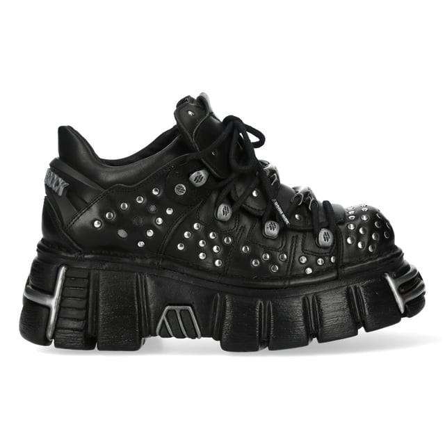 Botines de plataforma góticos de cuero negro M-120NR-C1 de New Rock Los botines New Rock M-120NR-C1 de la Colección Metallic fusionan la estética gótica, punk y rockera con un toque inconfundible. Fabricados en piel de vacuno negra de alta calidad con interior sintético, estos botines ofrecen durabilidad y un look atrevido. Con un llamativo tacón de plataforma de 6 cm, ofrecen una postura imponente y elevada. Su diseño con cordones garantiza un ajuste seguro, lo que los convierte en un imprescindible para quienes adoptan la moda alternativa con una actitud rebelde. Características principales: Material: Exterior: Piel de vacuno | Interior: Sintético | Altura del tacón: 6 cm | Altura de la plataforma: 6 cm | Material de la suela: PU-ULTRA | Cierre: Cordones | Altura de la caña: 10 cm | Estilo: Gótico, Heavy, Punk, Rock | Diseño unisex: Apto para hombre y mujer.