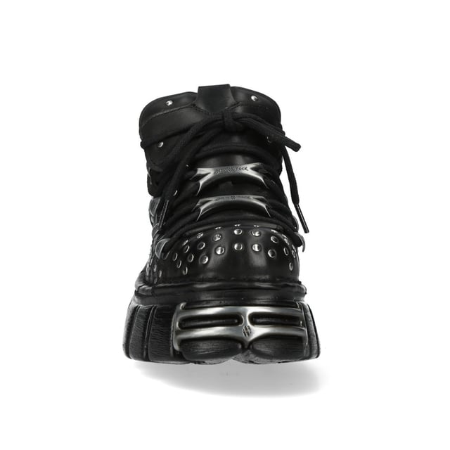 Botines de plataforma góticos de cuero negro M-120NR-C1 de New Rock Los botines New Rock M-120NR-C1 de la Colección Metallic fusionan la estética gótica, punk y rockera con un toque inconfundible. Fabricados en piel de vacuno negra de alta calidad con interior sintético, estos botines ofrecen durabilidad y un look atrevido. Con un llamativo tacón de plataforma de 6 cm, ofrecen una postura imponente y elevada. Su diseño con cordones garantiza un ajuste seguro, lo que los convierte en un imprescindible para quienes adoptan la moda alternativa con una actitud rebelde. Características principales: Material: Exterior: Piel de vacuno | Interior: Sintético | Altura del tacón: 6 cm | Altura de la plataforma: 6 cm | Material de la suela: PU-ULTRA | Cierre: Cordones | Altura de la caña: 10 cm | Estilo: Gótico, Heavy, Punk, Rock | Diseño unisex: Apto para hombre y mujer.