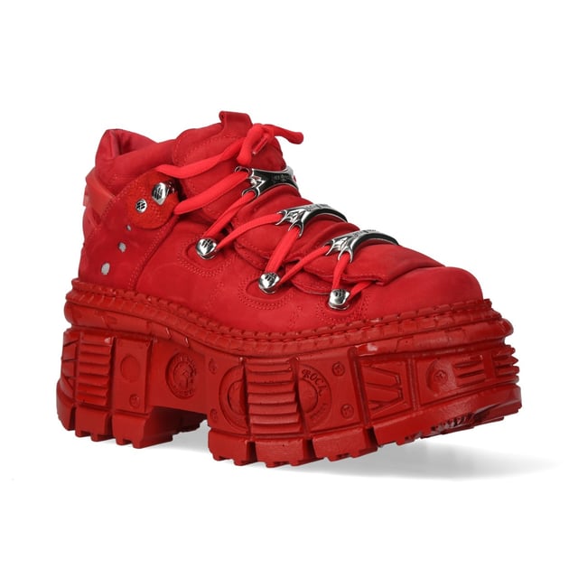 Los botines New Rock M-106WALL-C13 de la Colección Wall son una apuesta audaz en la moda alternativa. Fabricados en piel de vacuno de alta calidad con un interior de suave piel de becerro, estos botines combinan un llamativo acabado rojo metalizado con una impactante estética rockera y urbana. Con un imponente tacón de 10 cm y una plataforma de 8 cm, aportan altura y personalidad. La suela de PU-ULTRA es resistente y antideslizante, mientras que el diseño con cordones garantiza un ajuste seguro. Características principales: Material: Exterior: Piel de vacuno | Interior: Piel de becerro | Material de la suela: PU-ULTRA | Sistema de fijación: Pegado y cosido | Cierre: Cordones (cordón) | Altura del tacón: 10 cm | Altura de la plataforma: 8 cm | Altura de la caña: 12 cm | Estilo: Heavy, Rock, Urbano | Unisex | Diseño: Apto para todos los géneros | Colección: Wall: Una fusión de moda y estilo rockero