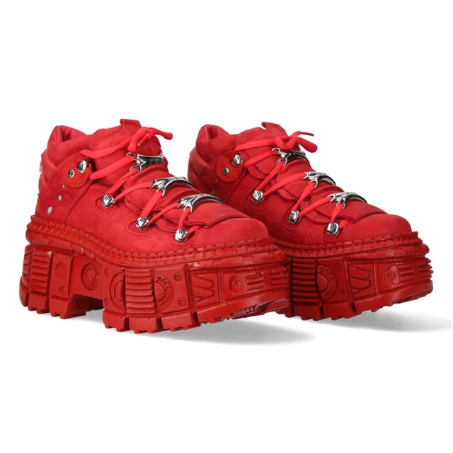 Los botines New Rock M-106WALL-C13 de la Colección Wall son una apuesta audaz en la moda alternativa. Fabricados en piel de vacuno de alta calidad con un interior de suave piel de becerro, estos botines combinan un llamativo acabado rojo metalizado con una impactante estética rockera y urbana. Con un imponente tacón de 10 cm y una plataforma de 8 cm, aportan altura y personalidad. La suela de PU-ULTRA es resistente y antideslizante, mientras que el diseño con cordones garantiza un ajuste seguro. Características principales: Material: Exterior: Piel de vacuno | Interior: Piel de becerro | Material de la suela: PU-ULTRA | Sistema de fijación: Pegado y cosido | Cierre: Cordones (cordón) | Altura del tacón: 10 cm | Altura de la plataforma: 8 cm | Altura de la caña: 12 cm | Estilo: Heavy, Rock, Urbano | Unisex | Diseño: Apto para todos los géneros | Colección: Wall: Una fusión de moda y estilo rockero