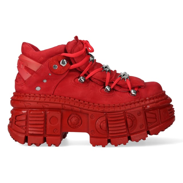 Los botines New Rock M-106WALL-C13 de la Colección Wall son una apuesta audaz en la moda alternativa. Fabricados en piel de vacuno de alta calidad con un interior de suave piel de becerro, estos botines combinan un llamativo acabado rojo metalizado con una impactante estética rockera y urbana. Con un imponente tacón de 10 cm y una plataforma de 8 cm, aportan altura y personalidad. La suela de PU-ULTRA es resistente y antideslizante, mientras que el diseño con cordones garantiza un ajuste seguro. Características principales: Material: Exterior: Piel de vacuno | Interior: Piel de becerro | Material de la suela: PU-ULTRA | Sistema de fijación: Pegado y cosido | Cierre: Cordones (cordón) | Altura del tacón: 10 cm | Altura de la plataforma: 8 cm | Altura de la caña: 12 cm | Estilo: Heavy, Rock, Urbano | Unisex | Diseño: Apto para todos los géneros | Colección: Wall: Una fusión de moda y estilo rockero