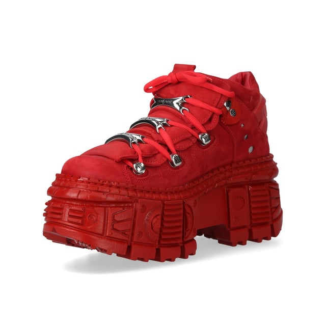 Los botines New Rock M-106WALL-C13 de la Colección Wall son una apuesta audaz en la moda alternativa. Fabricados en piel de vacuno de alta calidad con un interior de suave piel de becerro, estos botines combinan un llamativo acabado rojo metalizado con una impactante estética rockera y urbana. Con un imponente tacón de 10 cm y una plataforma de 8 cm, aportan altura y personalidad. La suela de PU-ULTRA es resistente y antideslizante, mientras que el diseño con cordones garantiza un ajuste seguro. Características principales: Material: Exterior: Piel de vacuno | Interior: Piel de becerro | Material de la suela: PU-ULTRA | Sistema de fijación: Pegado y cosido | Cierre: Cordones (cordón) | Altura del tacón: 10 cm | Altura de la plataforma: 8 cm | Altura de la caña: 12 cm | Estilo: Heavy, Rock, Urbano | Unisex | Diseño: Apto para todos los géneros | Colección: Wall: Una fusión de moda y estilo rockero