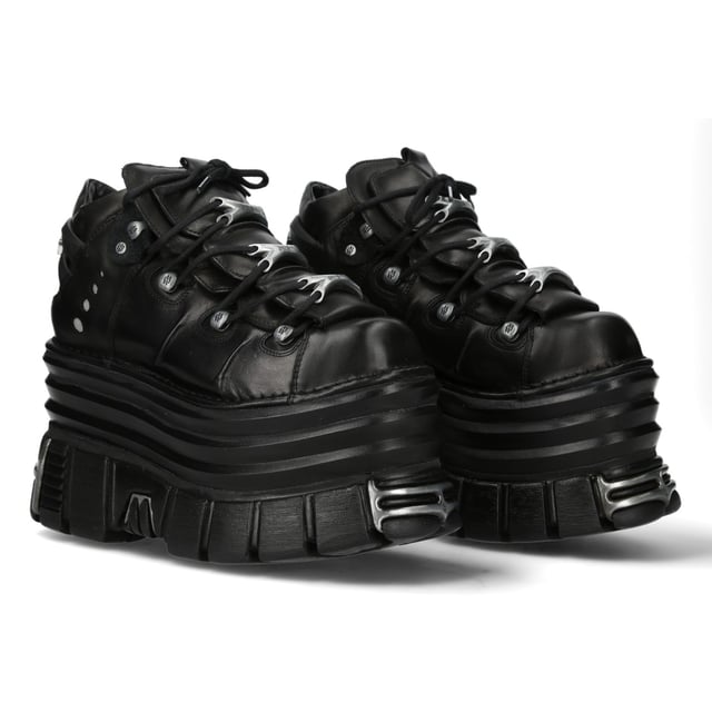 Los botines New Rock M-106-C181 de la Colección Metallic redefinen el calzado gótico y punk con su suela de plataforma ultragruesa. Elaborados en piel de vacuno negra de alta calidad con interior de piel, ofrecen una durabilidad y comodidad superiores. Con un impresionante tacón de 13 cm y una atrevida plataforma de 10 cm, estos botines ofrecen un look distintivo e inconfundible. El diseño con cordones realza su toque rebelde, haciéndolos perfectos para quienes abrazan la moda heavy, punk y rock. Características principales: Material: Exterior: Piel de vacuno | Interior: Piel de cerdo | Altura del tacón: 13 cm | Altura de la plataforma: 10 cm | Material de la suela: PU-ULTRA | Cierre: Cordones (cordón) | Altura de la caña: 10 cm | Estilo: Gótico, Heavy, Punk, Rock | Diseño unisex: Apto para todos los géneros | Suela gruesa: Plataforma extragrande para una estética atrevida y vanguardista
